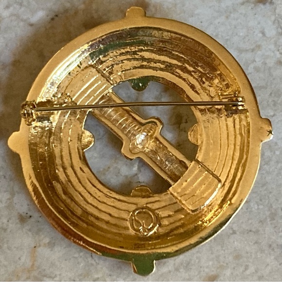 ST. JOHN Signed Vintage Gold Tone Brooch - Picture 2 of 2